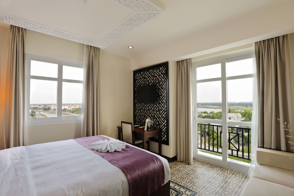 Royal Riverside Hoi An Hotel 18/75