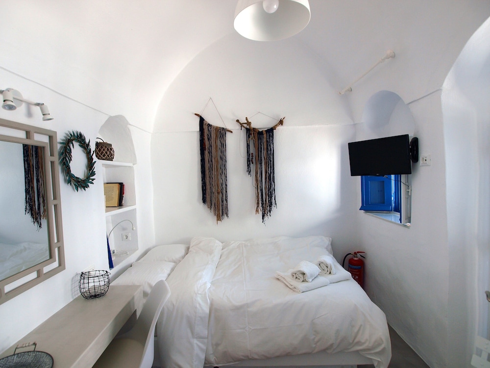 Santorini Caves 9/50