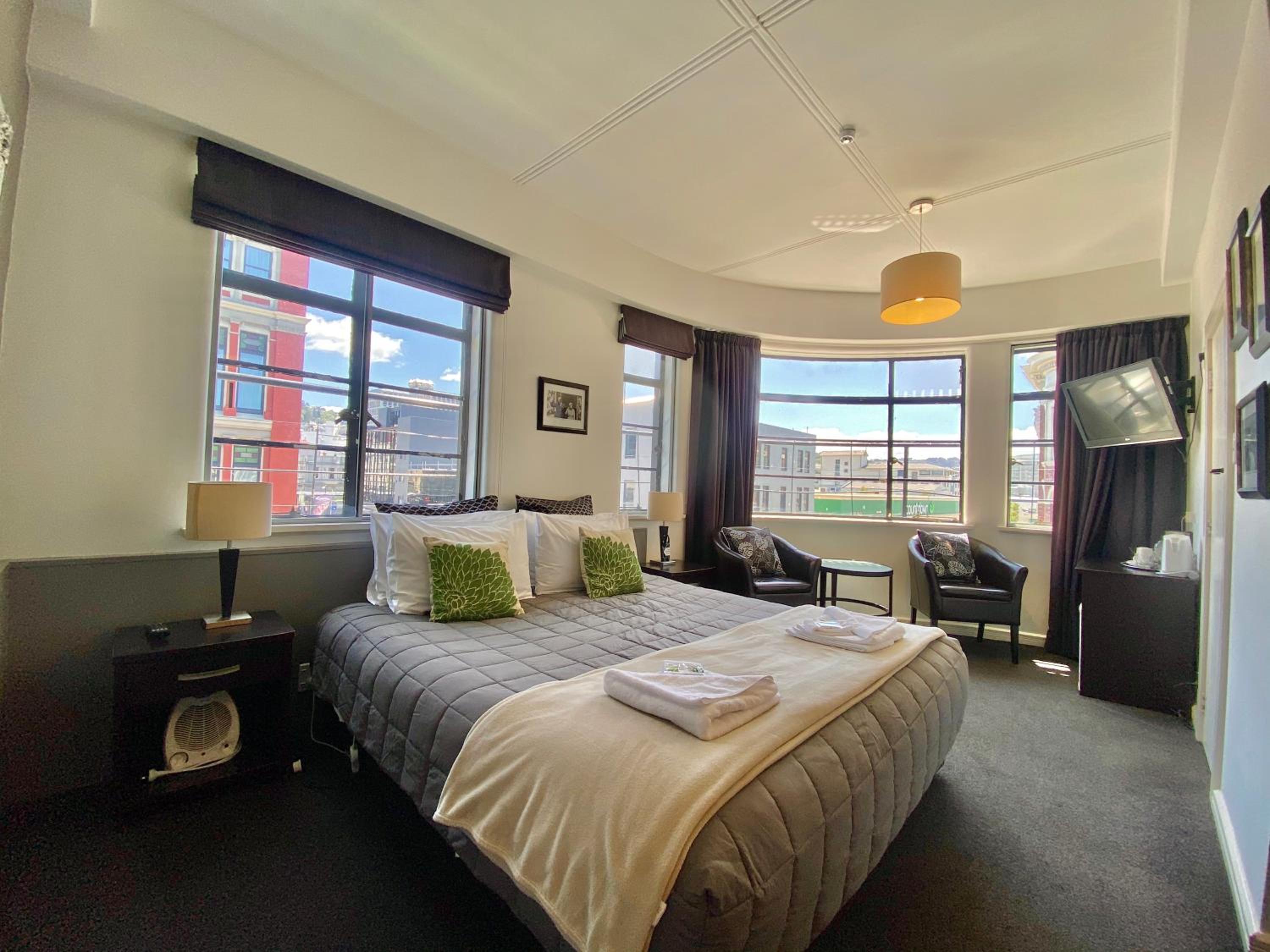 ROOM, DOUBLE BED