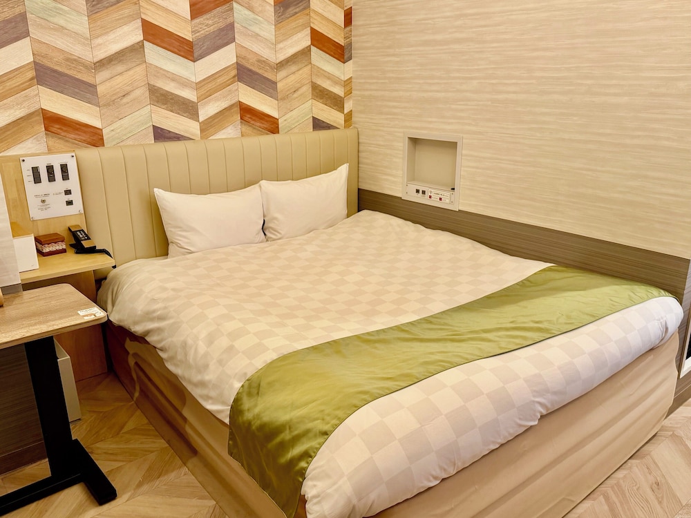 DELUXE, QUEEN BED, SOFA