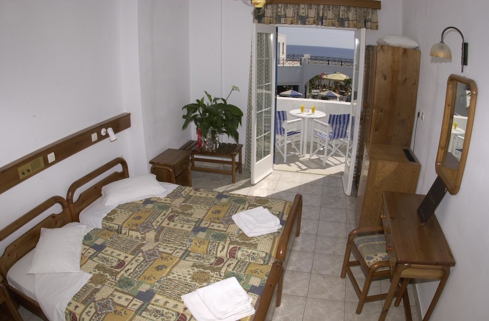 Levante Beach Hotel 40/65