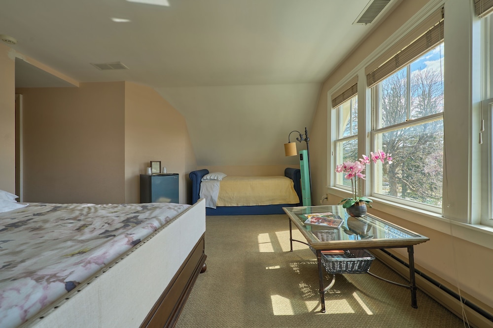 Room, King Bed, Trundle Bed