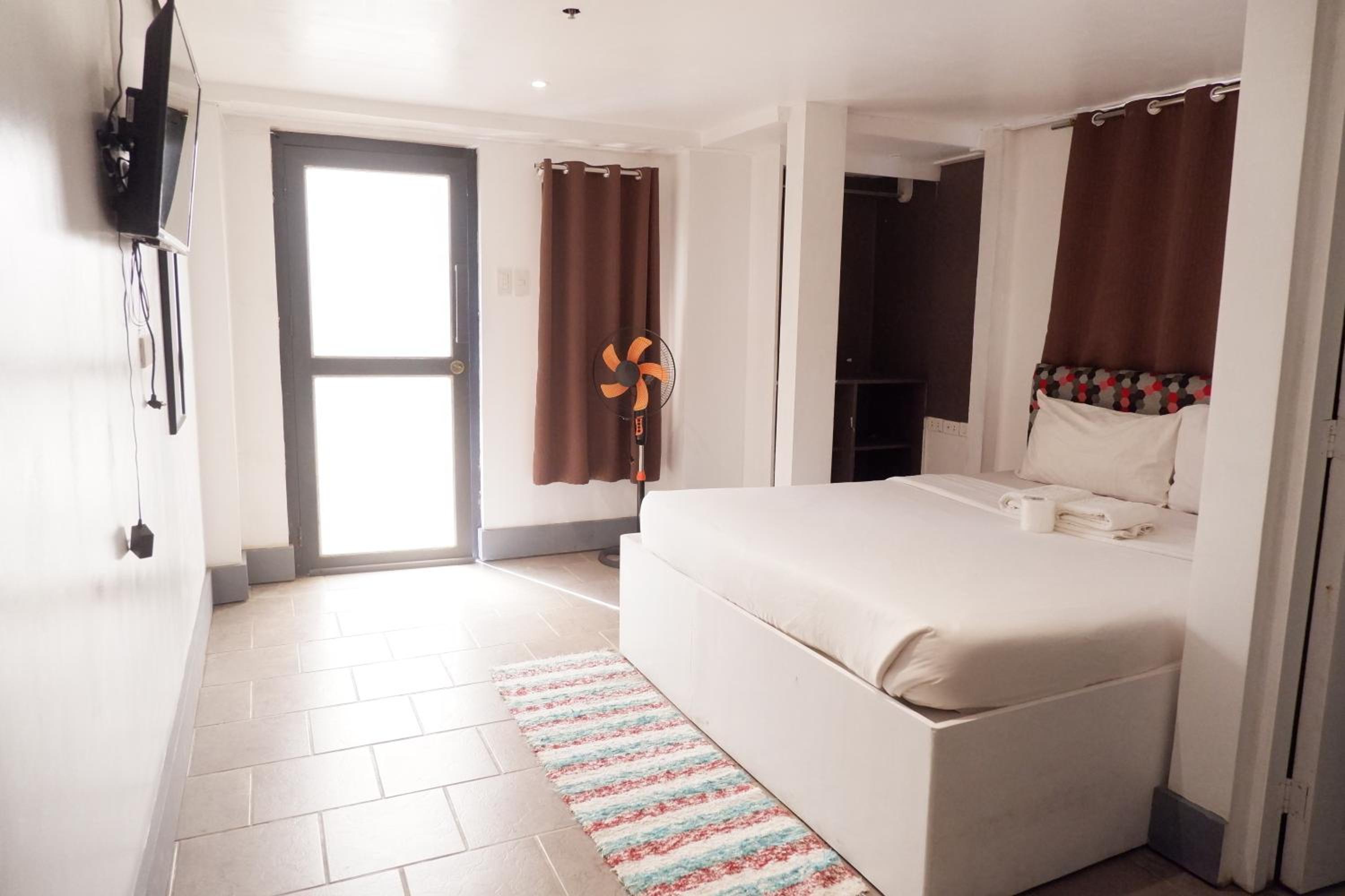 OYO 492 Sunset View Ridge Residences 18/50