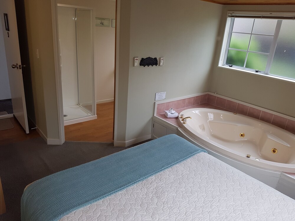 Cottage Mews Motel 16/72