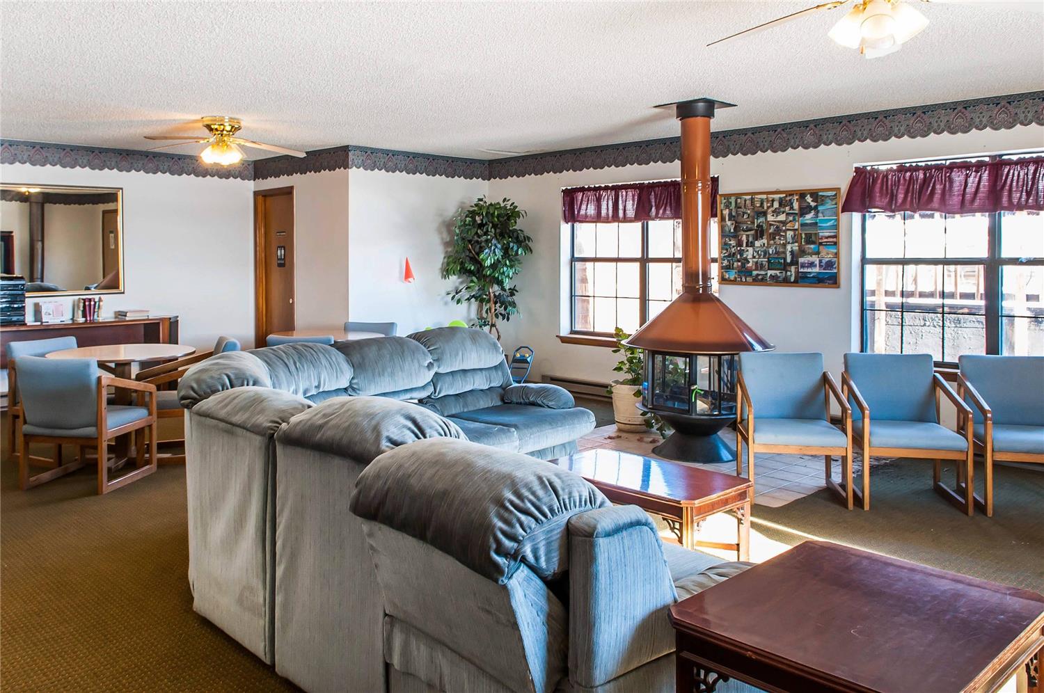 Econo Lodge Eagle Nest 21/25