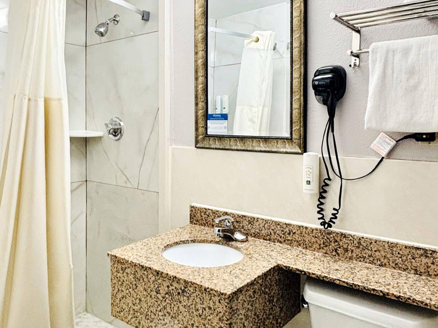غرفة بسرير كينج، Quality Inn Raynham - Taunton 4/4