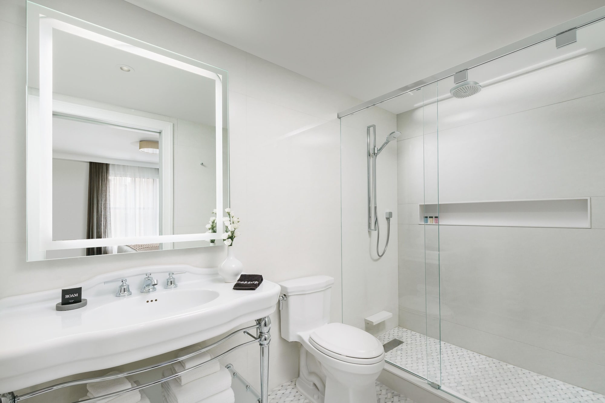 JUNIOR SUITE, QUEEN BED