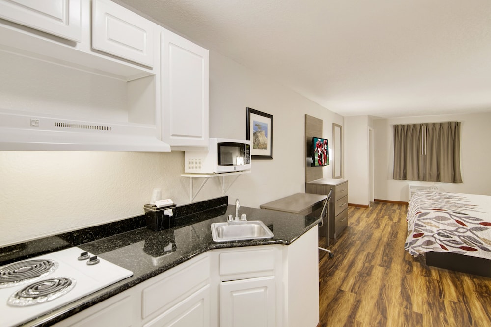 Red Roof Inn And Suites Pensacola Nas Corry 41/44