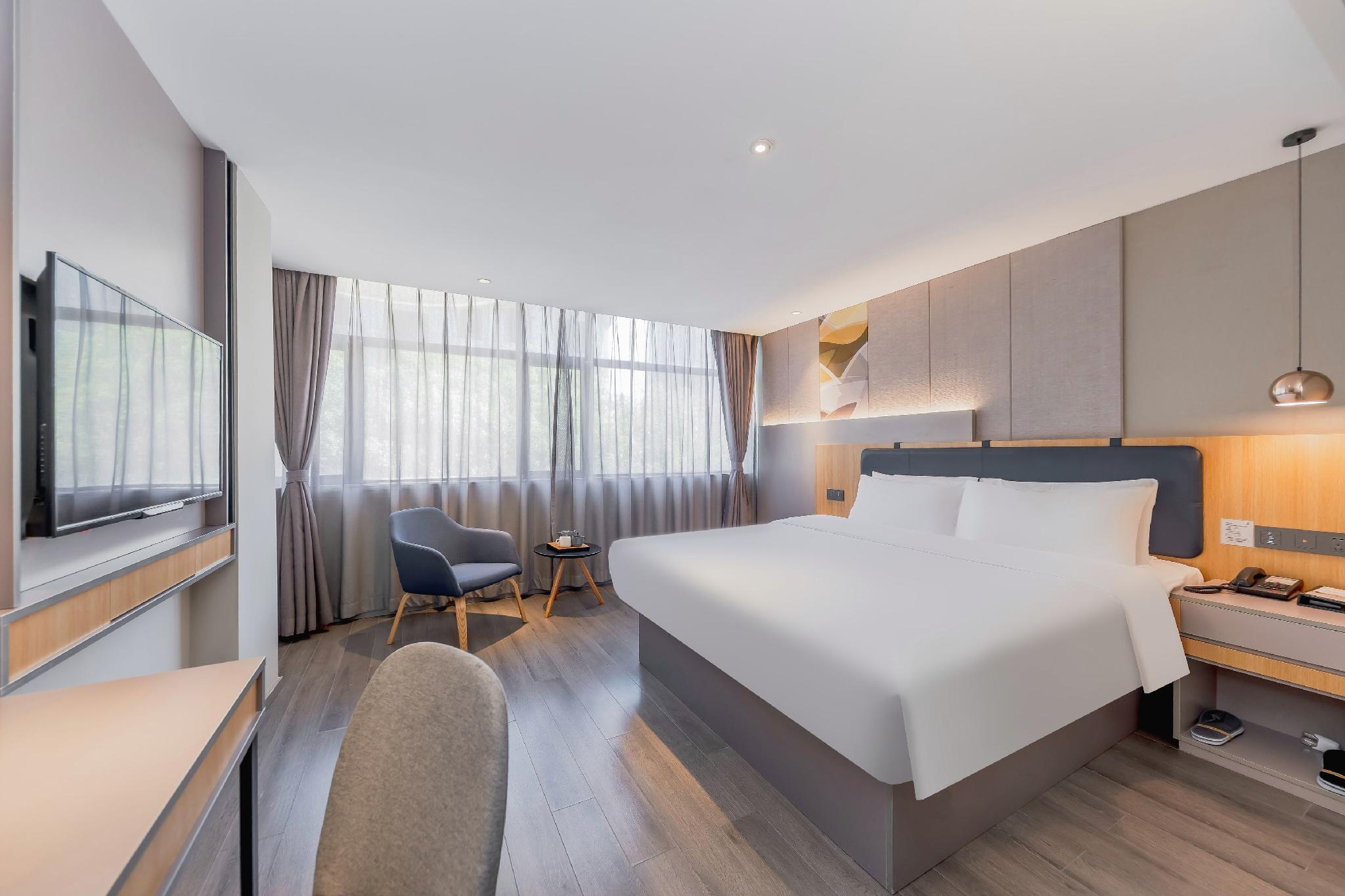 Home Inn Selected (Shanghai Hongqiao Gubei Yaohong Road Metro Station) 24/53
