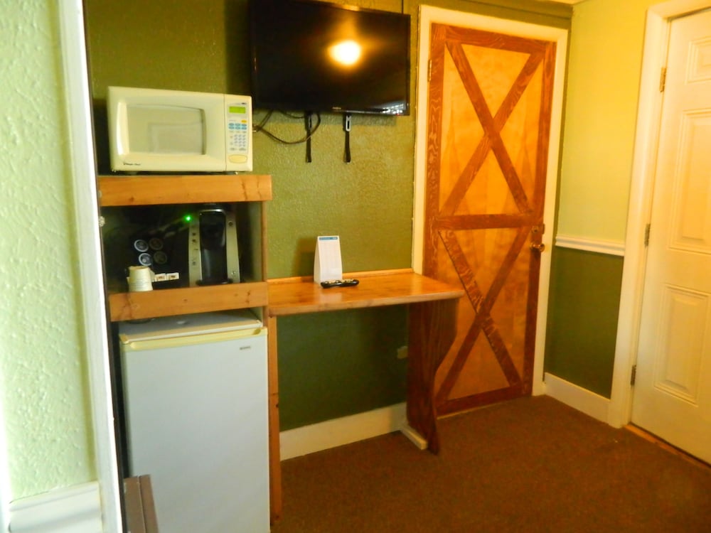 Country Motor Inn 10/64