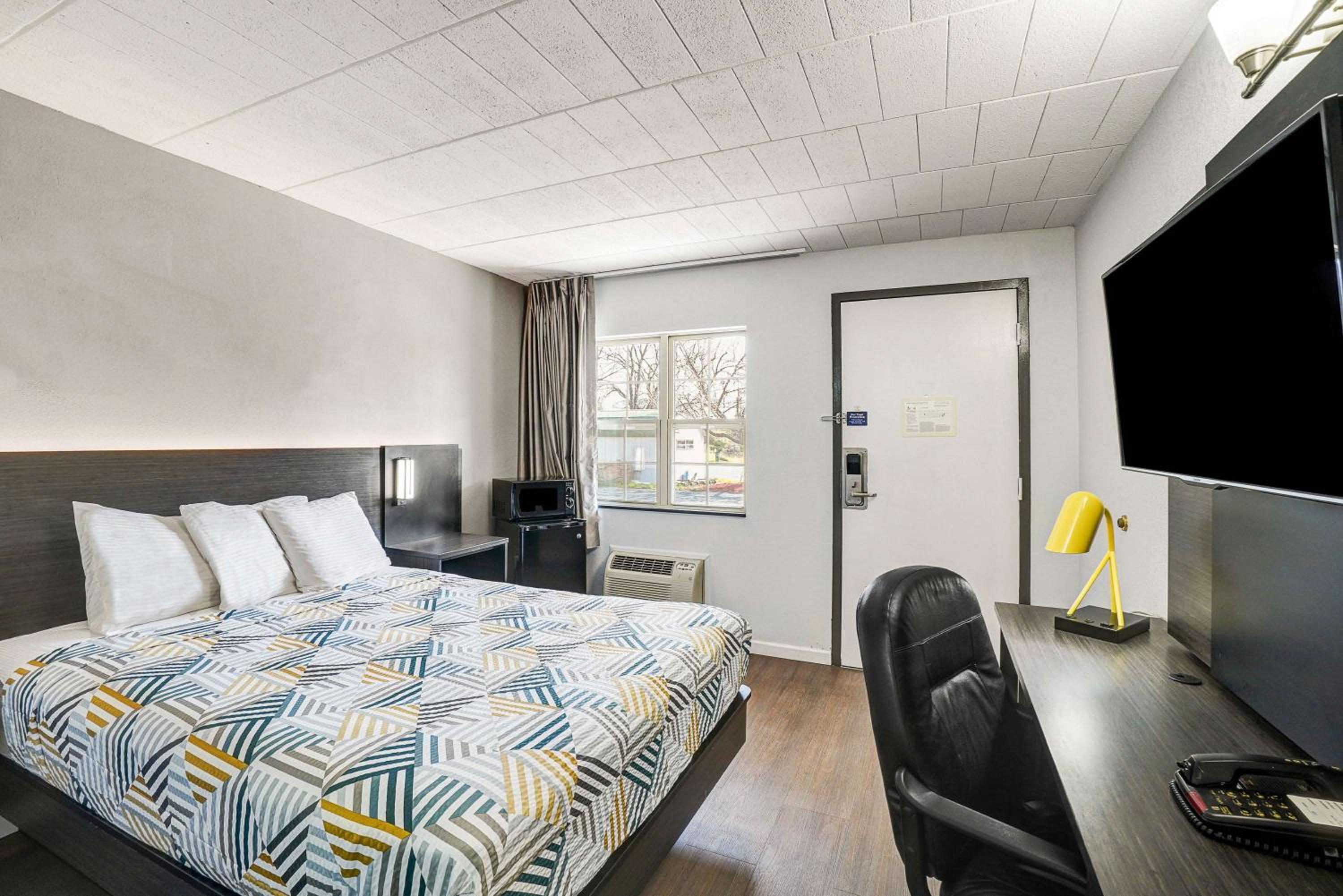 1 Queen Bed - Non-Smoking, Micfridge
