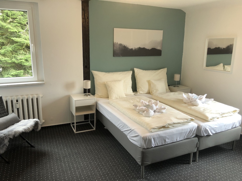 ROOM, DOUBLE BED