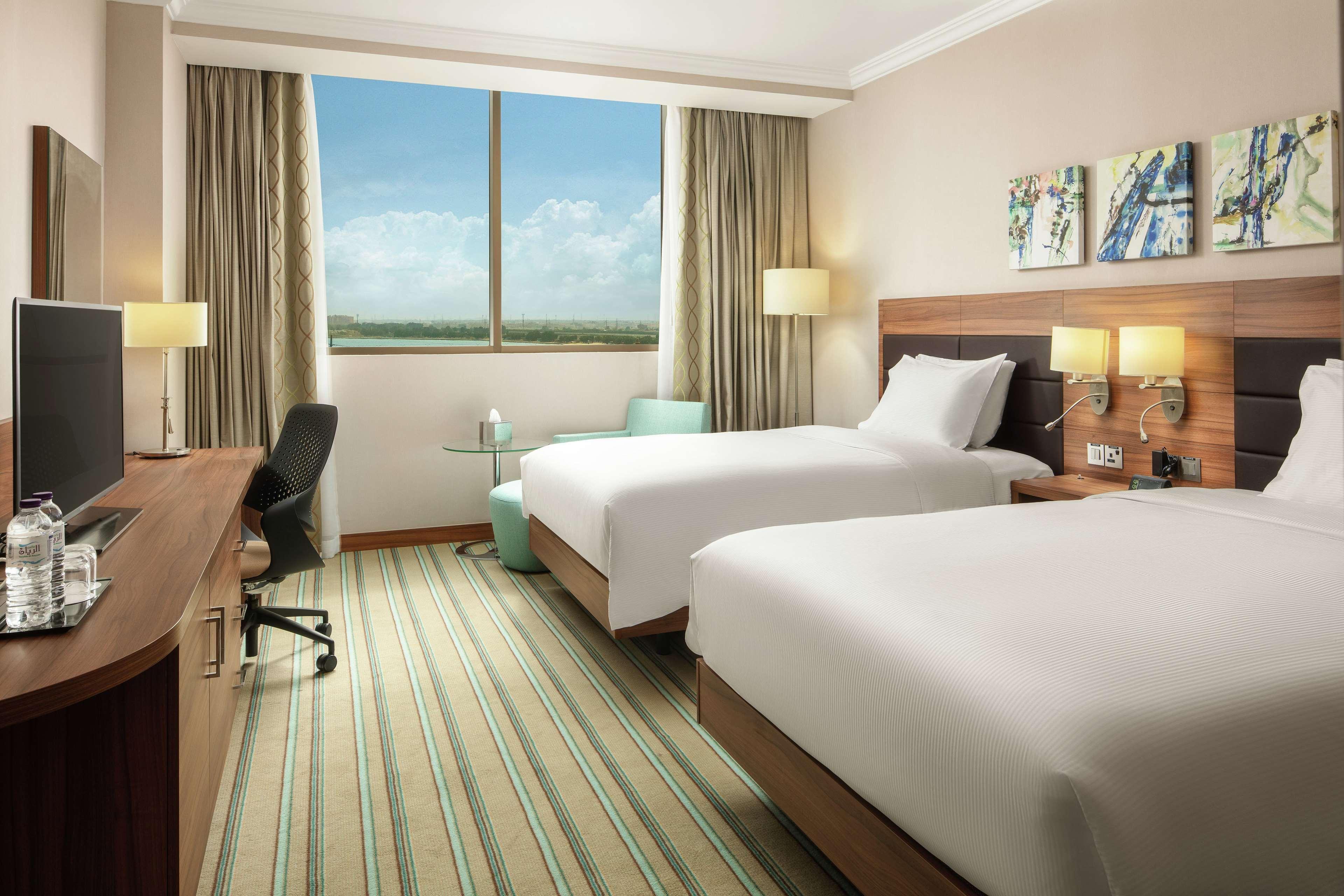 غرفة قياسية بسريرين منفصلين