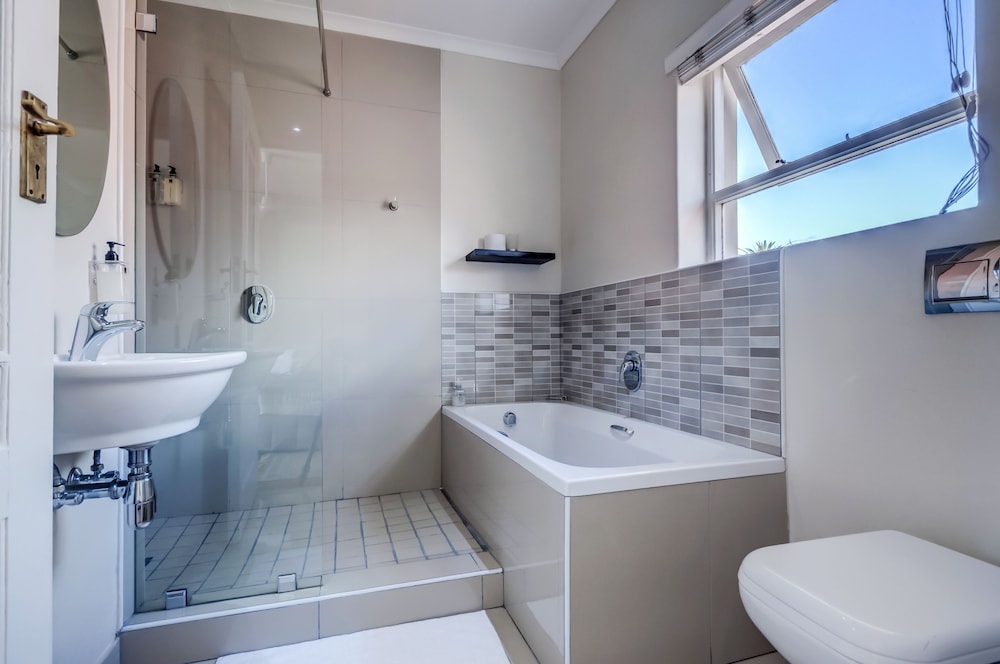 First Avenue Guesthouse 48/50