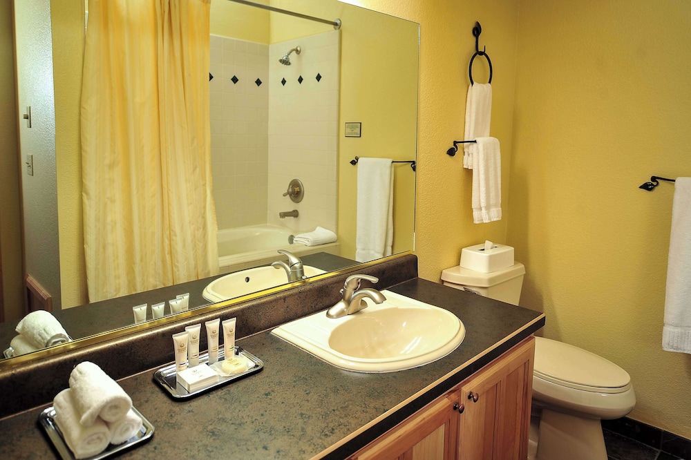 2 Bedrooms, Suite, 1 King and 2 Queen Beds, Sofa