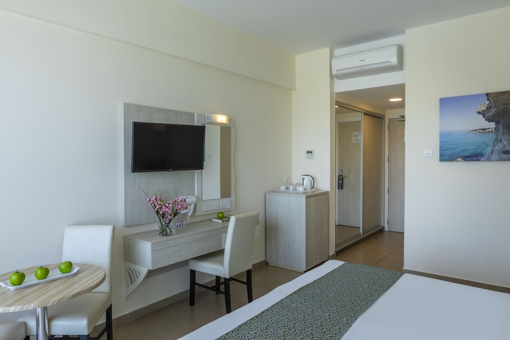 TOFINIS HOTEL 32/54