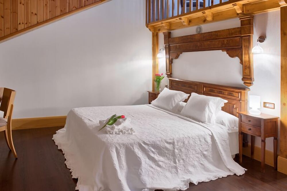 Room, Triple, Twin Beds, Sofa, Hotel Balneario La Hermida 2/3