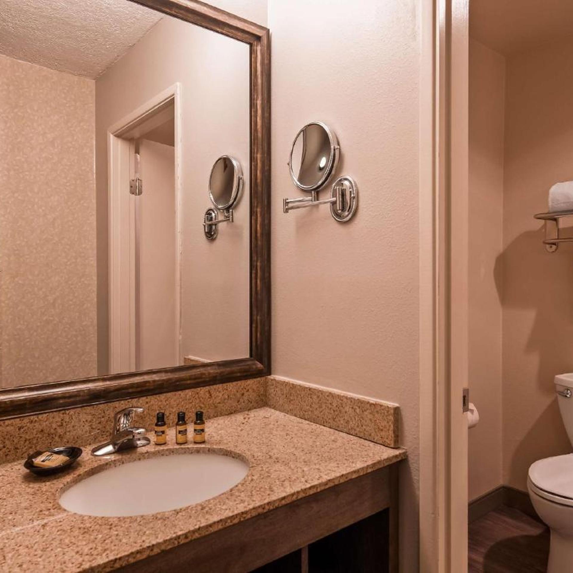 غرفة بسرير كوين بشرفة بإطلالة بحوض استحمام لذوي الإعاقة، Best Western Plus Rivershore Hotel 3/3