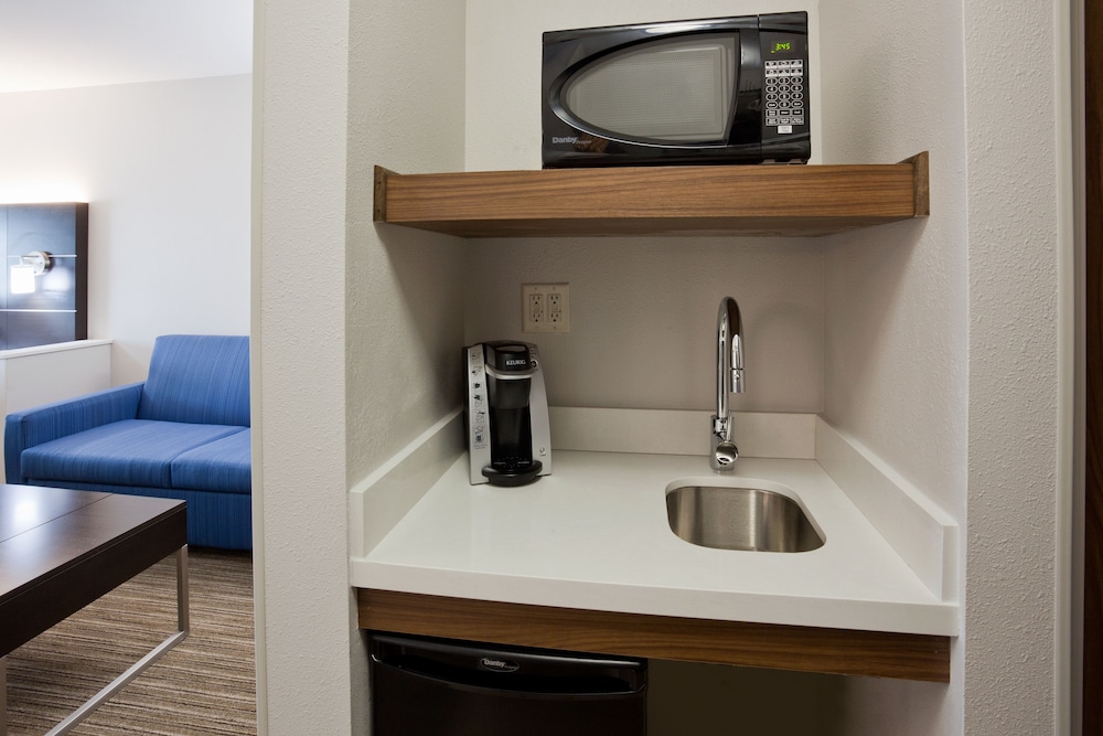 Holiday Inn Express & Suites Dickinson 26/60
