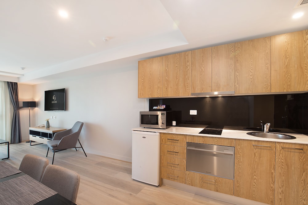 Jephson Hotel Apartments 6/53