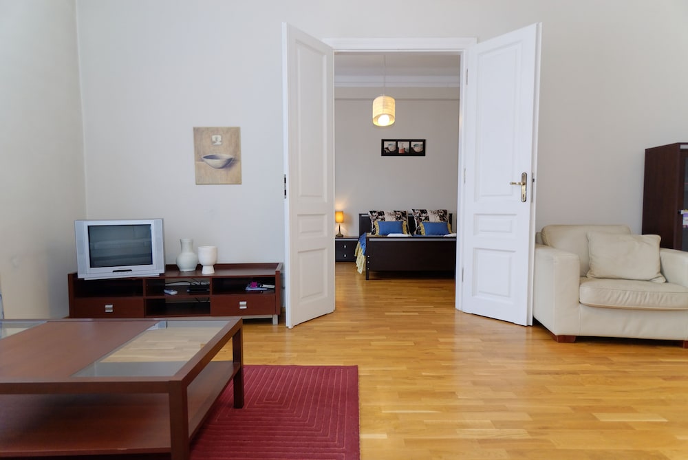P&J Apartments 32/50