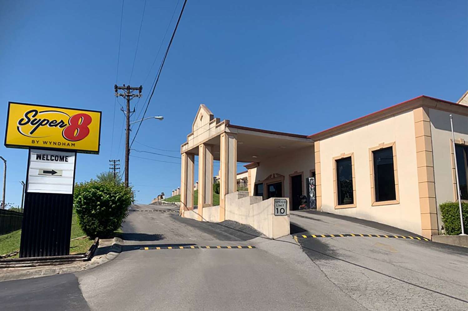 Super 8 by Wyndham Nashville Near Downtown / I-40 7/10