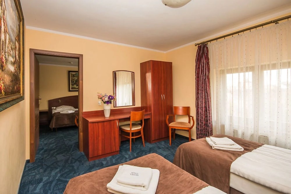 1 BEDROOM, SUITE