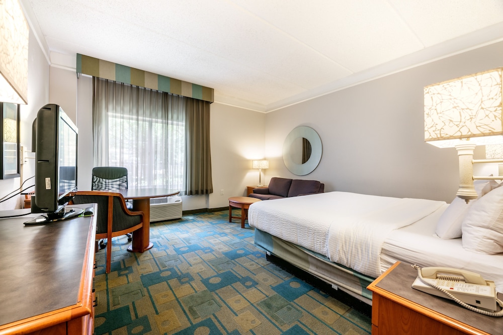 La Quinta Inn & Suites by Wyndham Houston Bush IAH South 16/46
