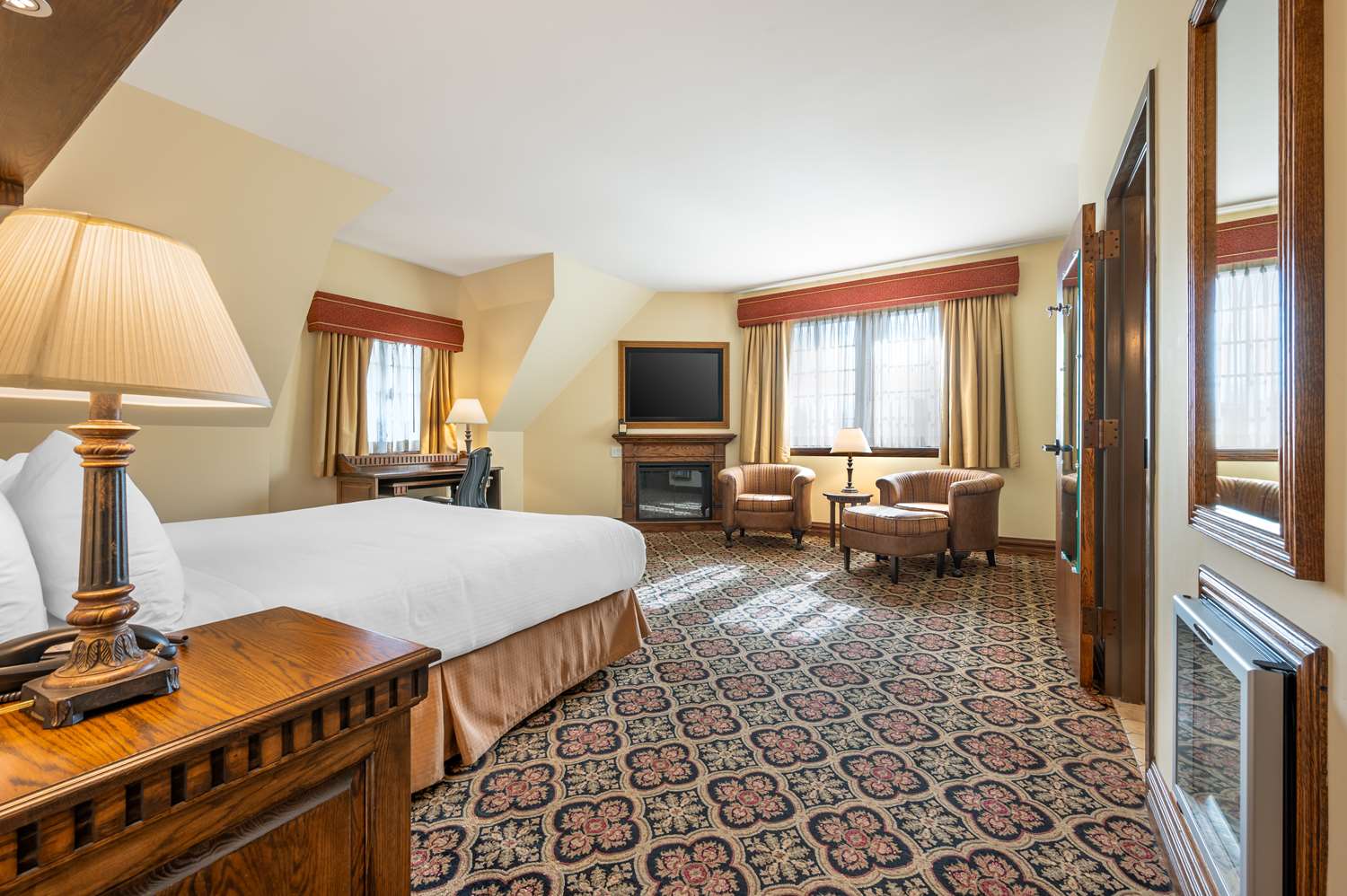 غرفة بسرير كينج بحوض استحمام لذوي الإعاقة، Best Western Premier Mariemont Inn 2/4