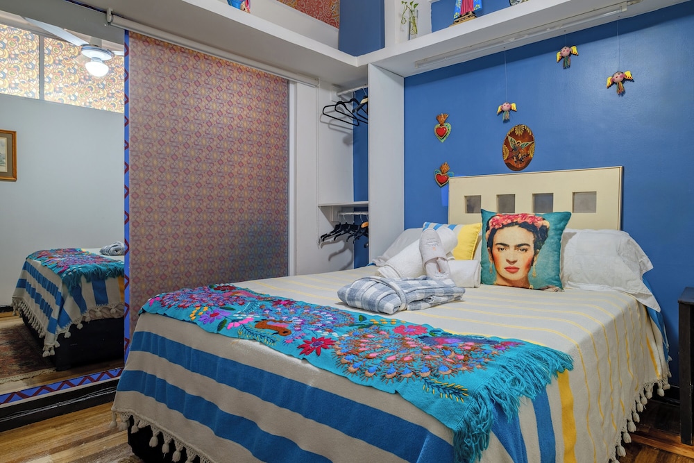 Azul, Queen Bed, Shared Bathroom