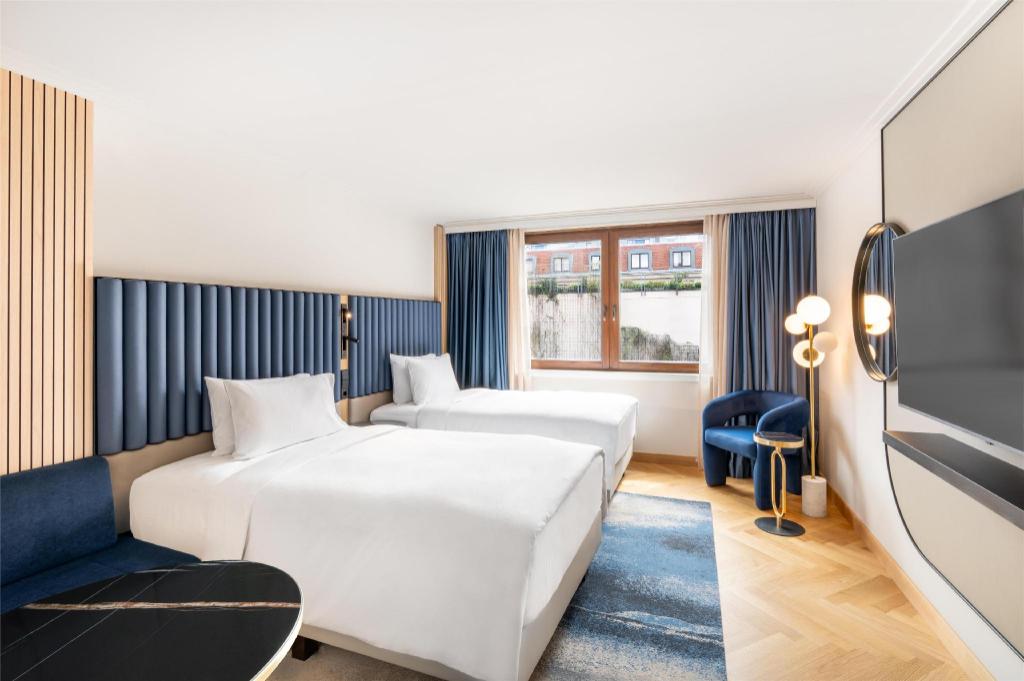 PLUS, EXECUTIVE, TWIN BEDS, LOUNGE ACCESS