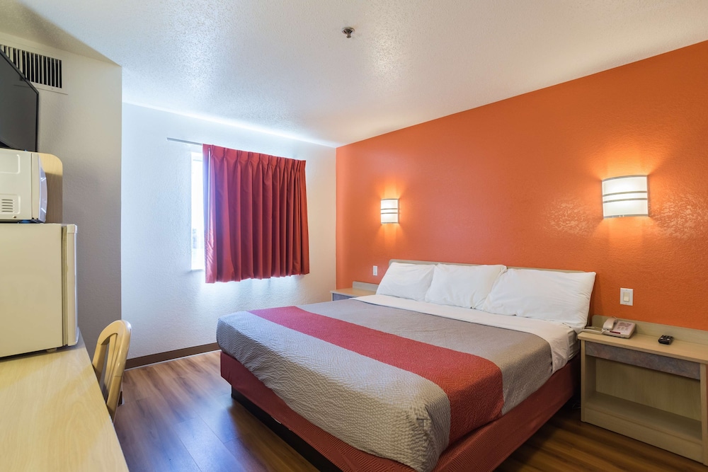 غرفة قياسية بسرير كوين، Motel6 Dale, IN 6/8