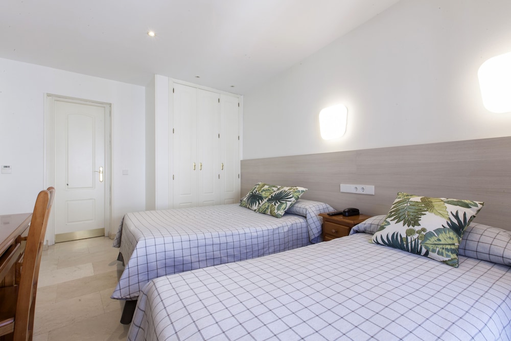ROOM, DOUBLE BED