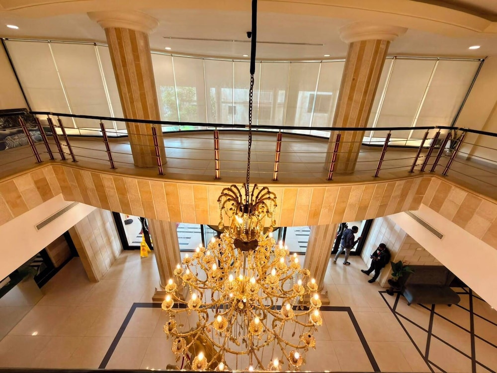 Royal Grand Hotel 32/64