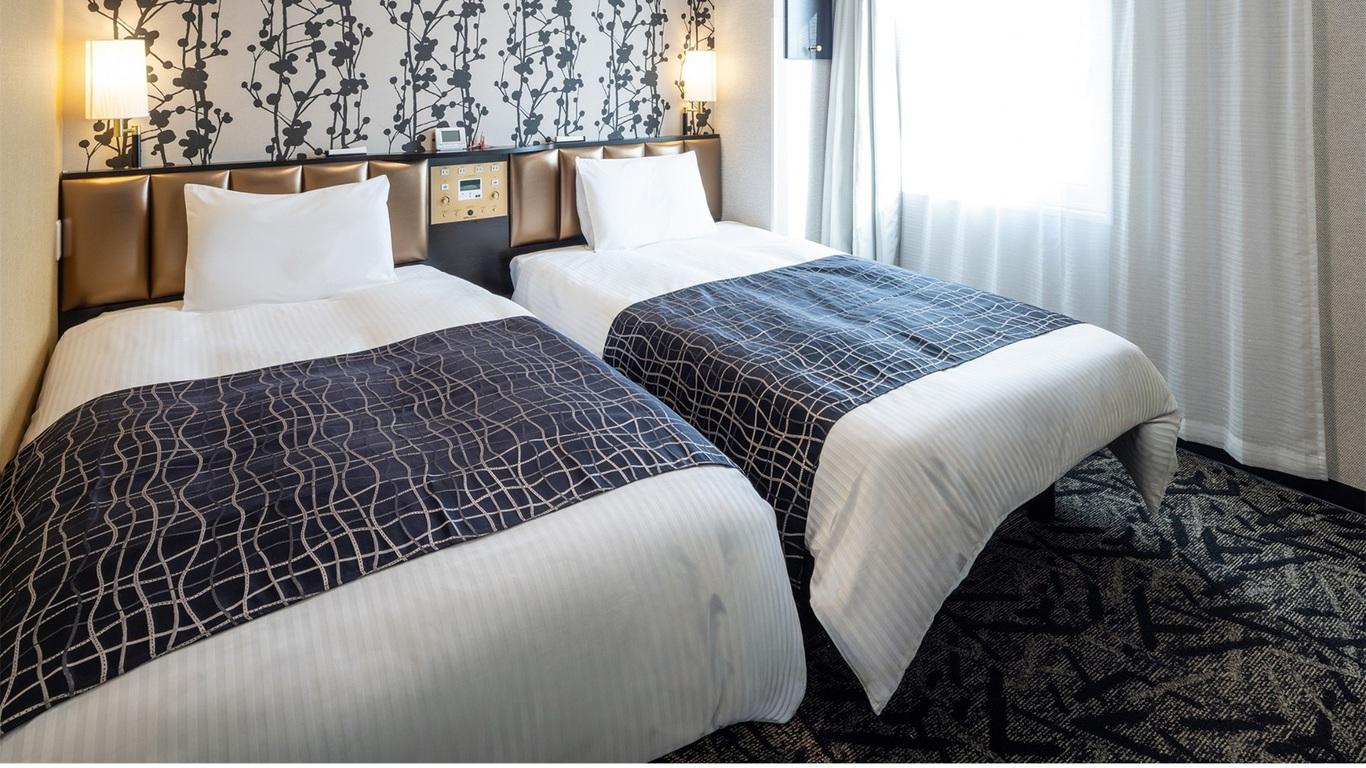 Run of House, Twin Beds, Main Building
