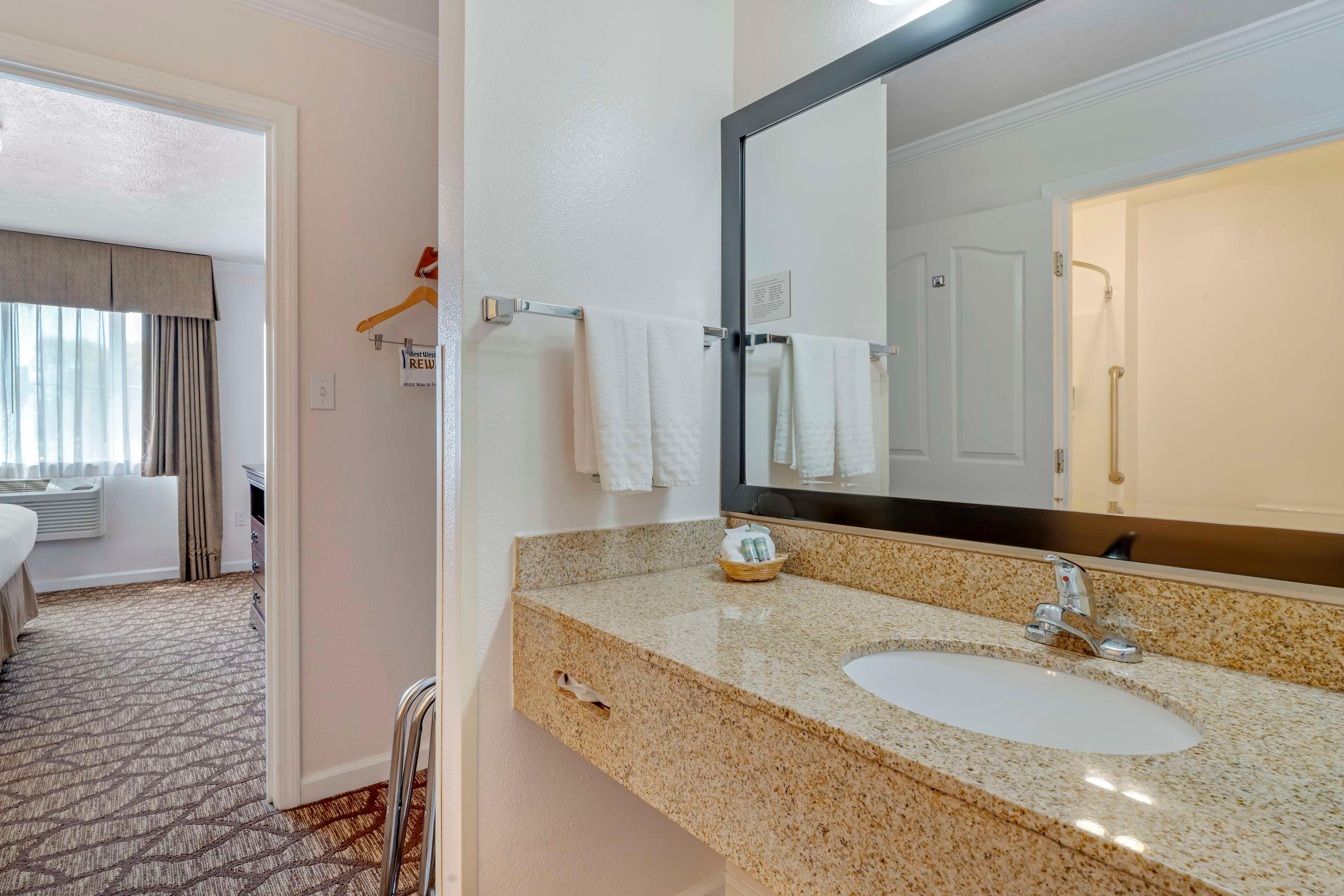 غرفة كبيرة بسرير كينج بمنطقة جلوس، Best Western Salinas Monterey Hotel 2/3