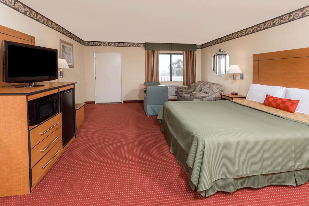 Travelodge by Wyndham San Clemente Beach 11/50