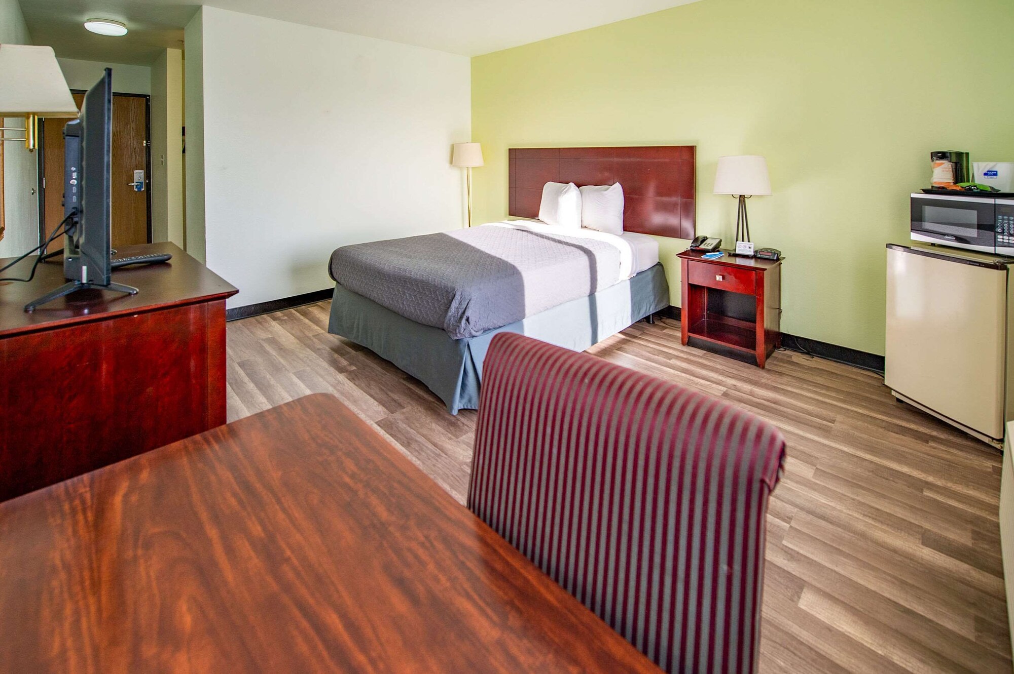 ROOM, QUEEN BED
