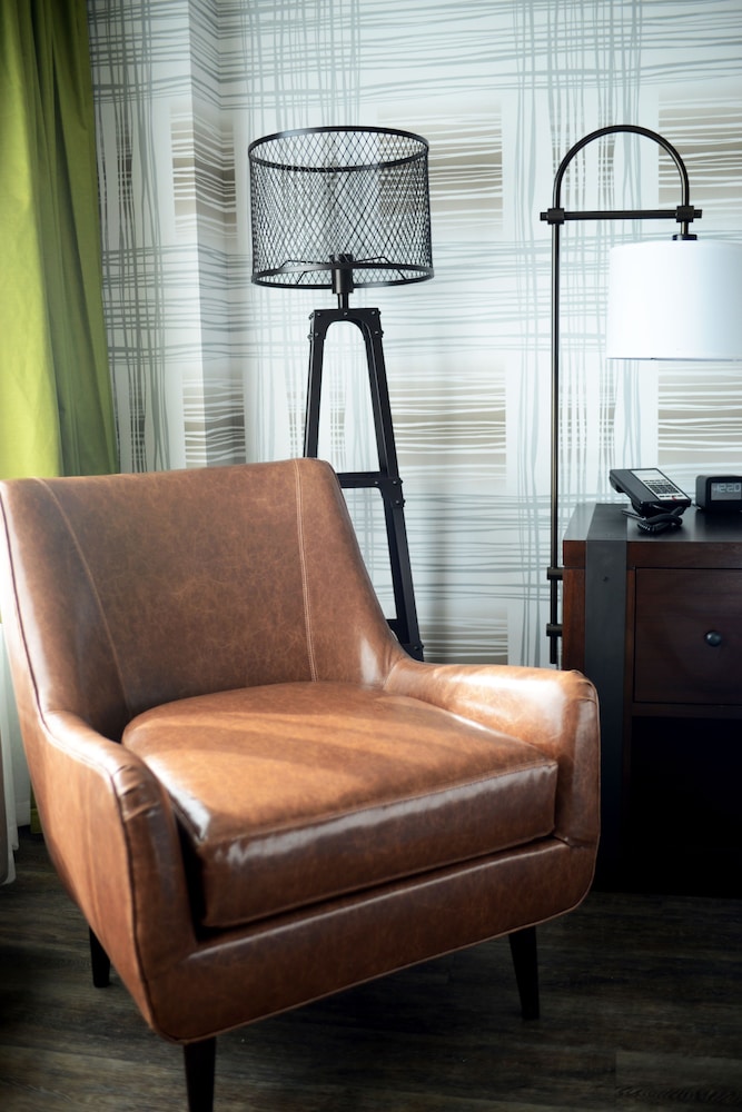 Hampton Inn and Suites Washington DC Navy Yard 30/55
