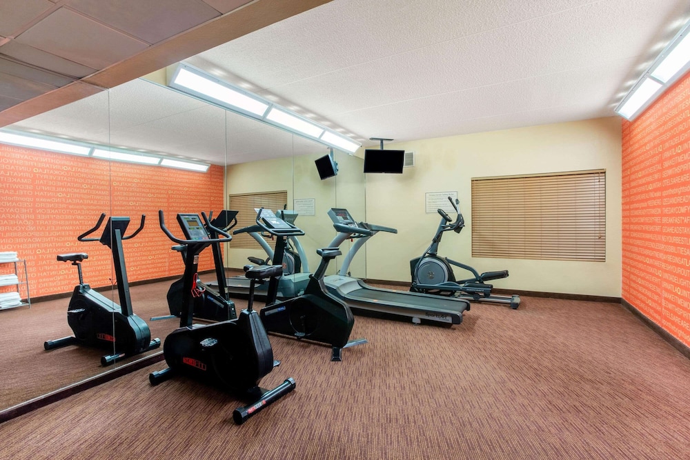 La Quinta Inn & Suites by Wyndham Raleigh Cary 27/44