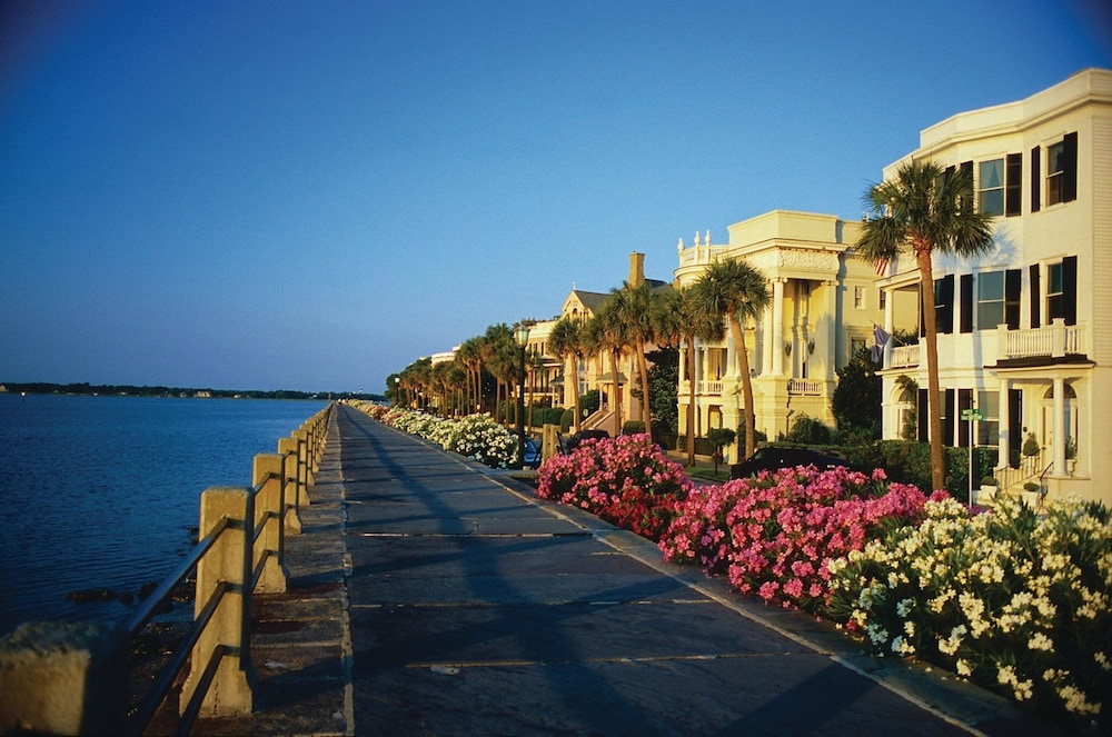 CROWNE PLAZA CHARLESTON AIRPORT CONV CTR 70/76