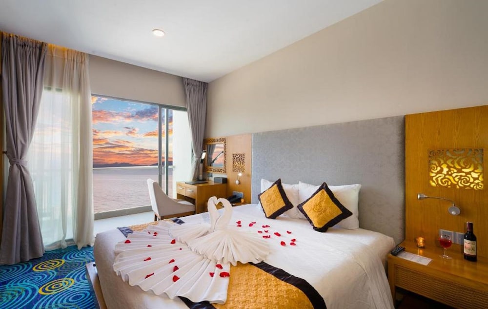 1 BEDROOM, SENIOR, SUITE, BALCONY