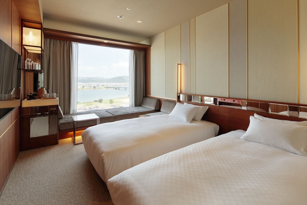 ROOM, SINGLE, TWIN BEDS