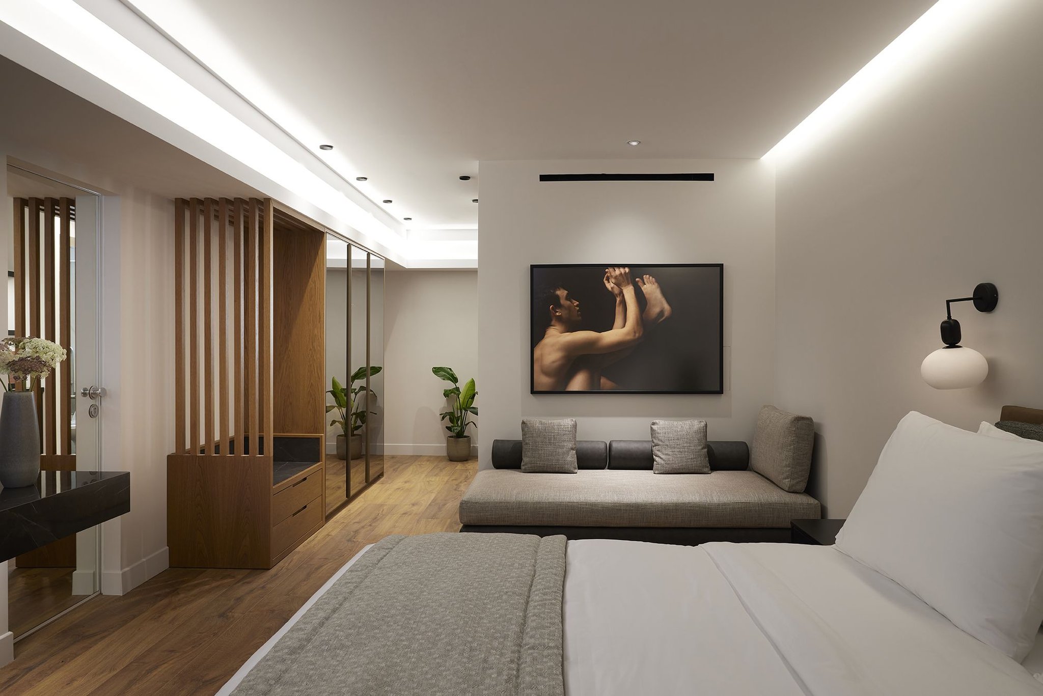 TEIGHT, JUNIOR SUITE