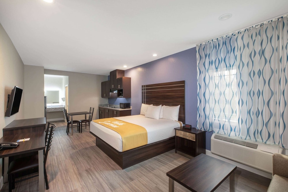 Days Inn & Suites By Wyndham La Porte 5/17