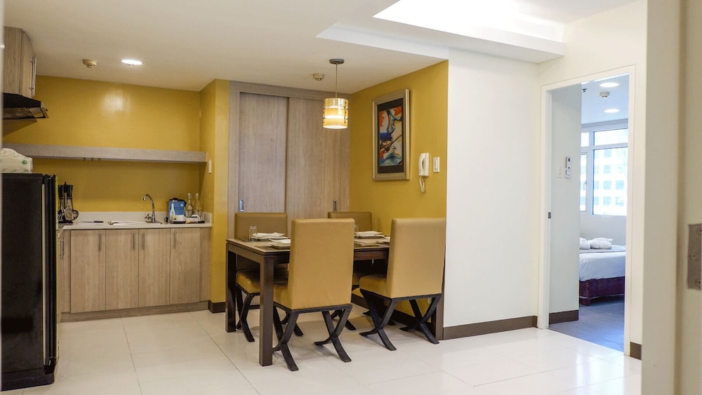 The Exchange Regency Residence Hotel 56/66