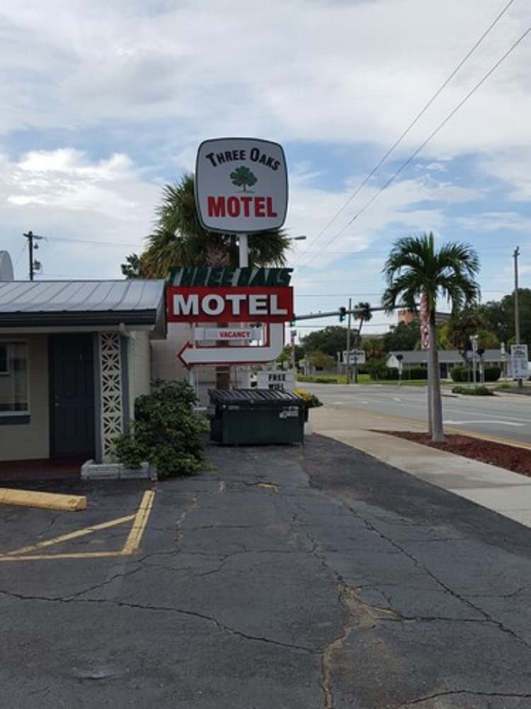 Three Oaks Motel 3/37