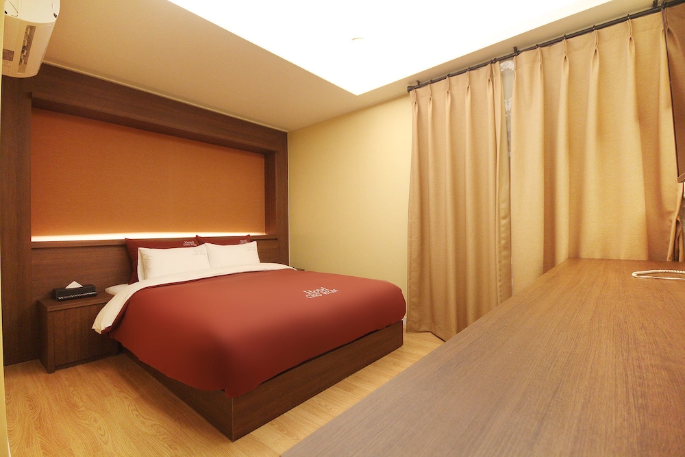 DELUXE, DOUBLE BED