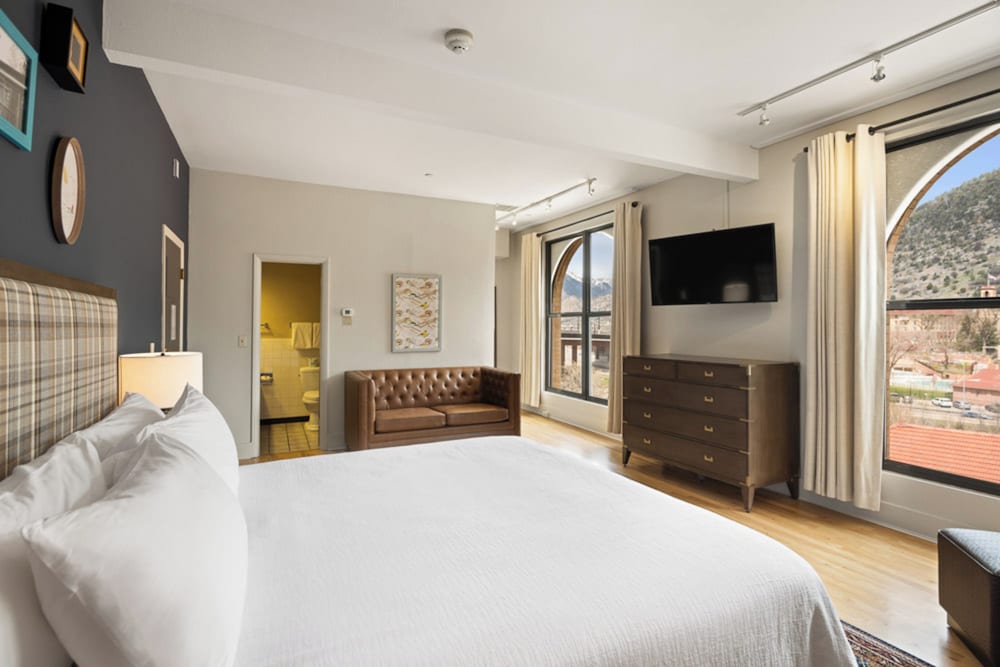ROOM, KING BED, MOUNTAIN VIEW