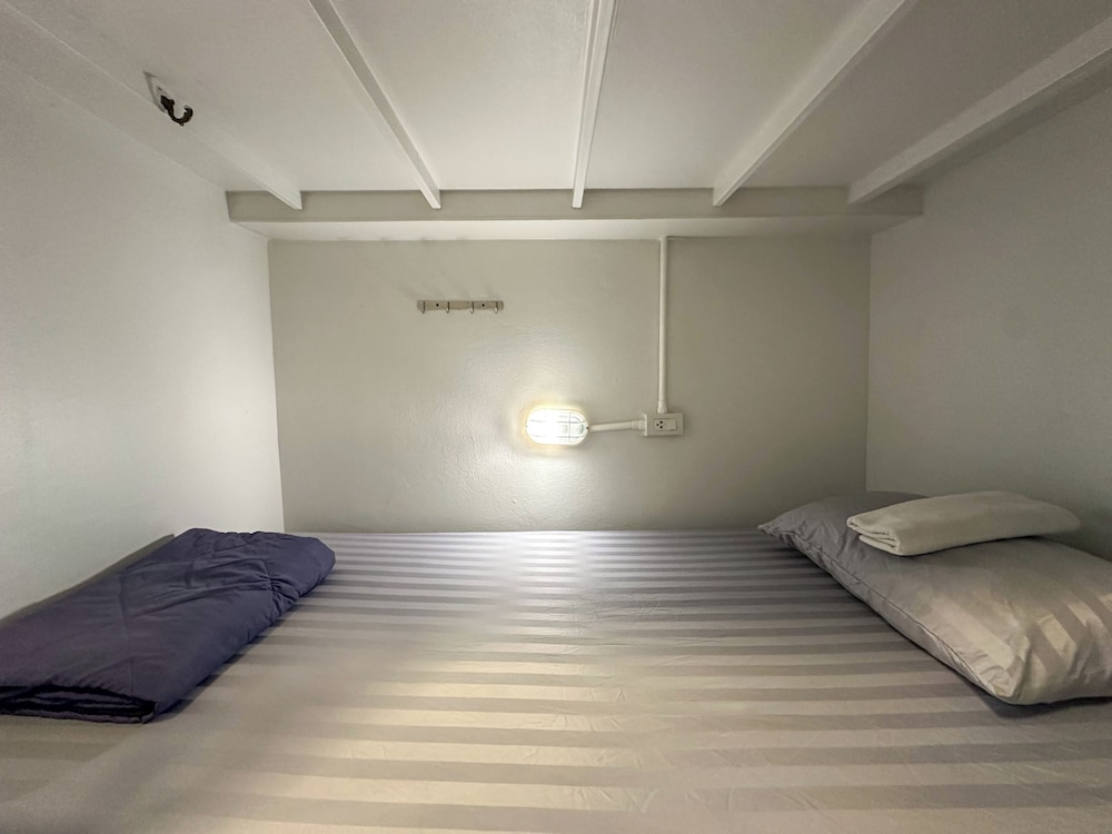 84 Gallery - Hostel 10/42